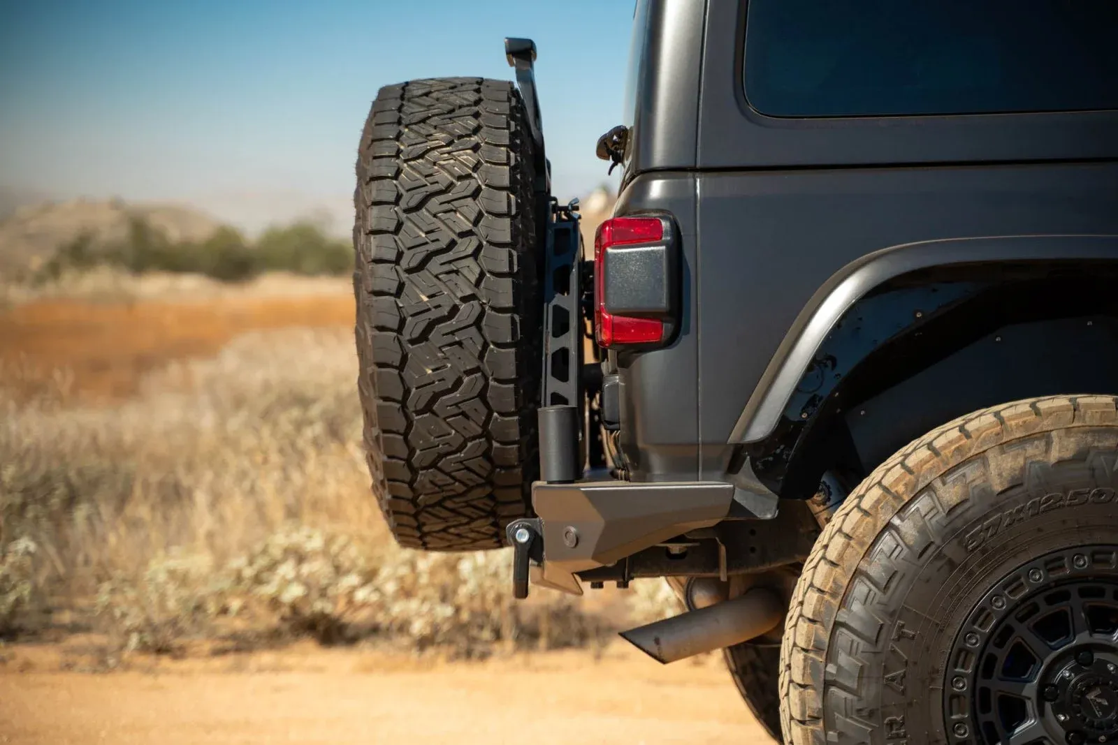 Jeep-JL-Bumper-Mounted-Tire-Carrier_Installed-01.jpg